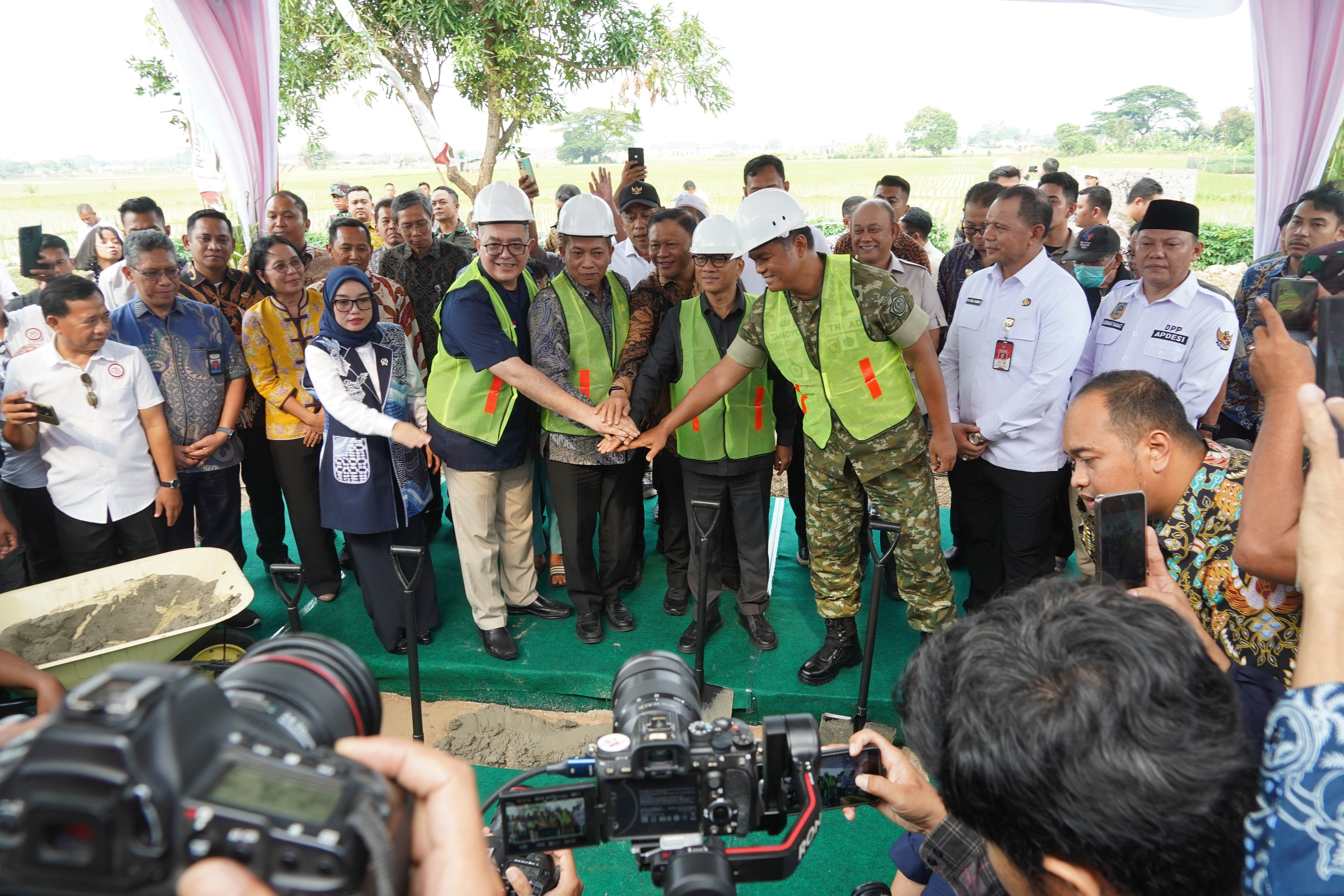 Peletakan Batu Pertama Gerai, Pergudangan dan Kelengkapan Kopdeskel Merah Putih