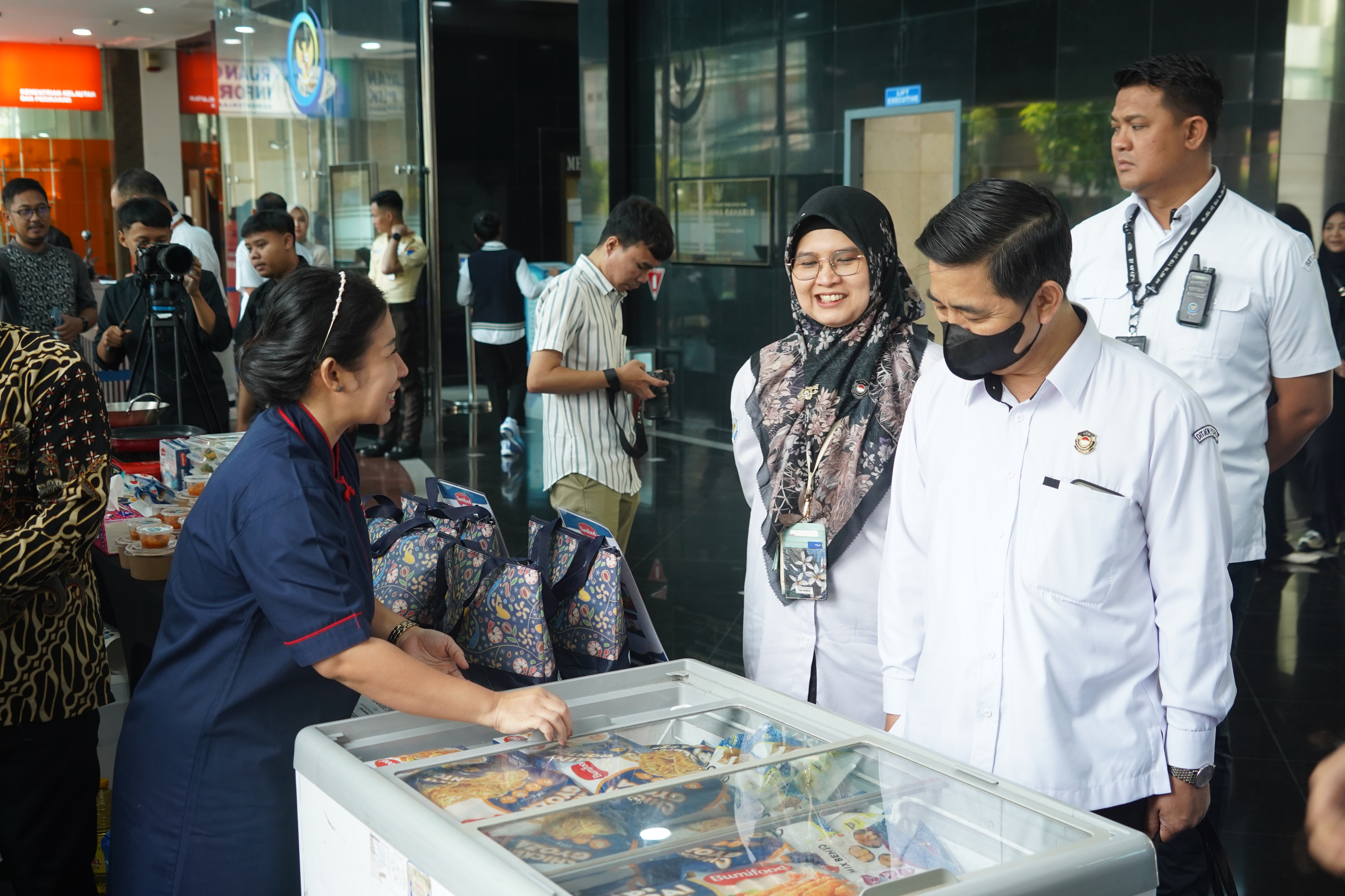 Penyerahan 500 Porsi Makanan Bergizi Menu Udang