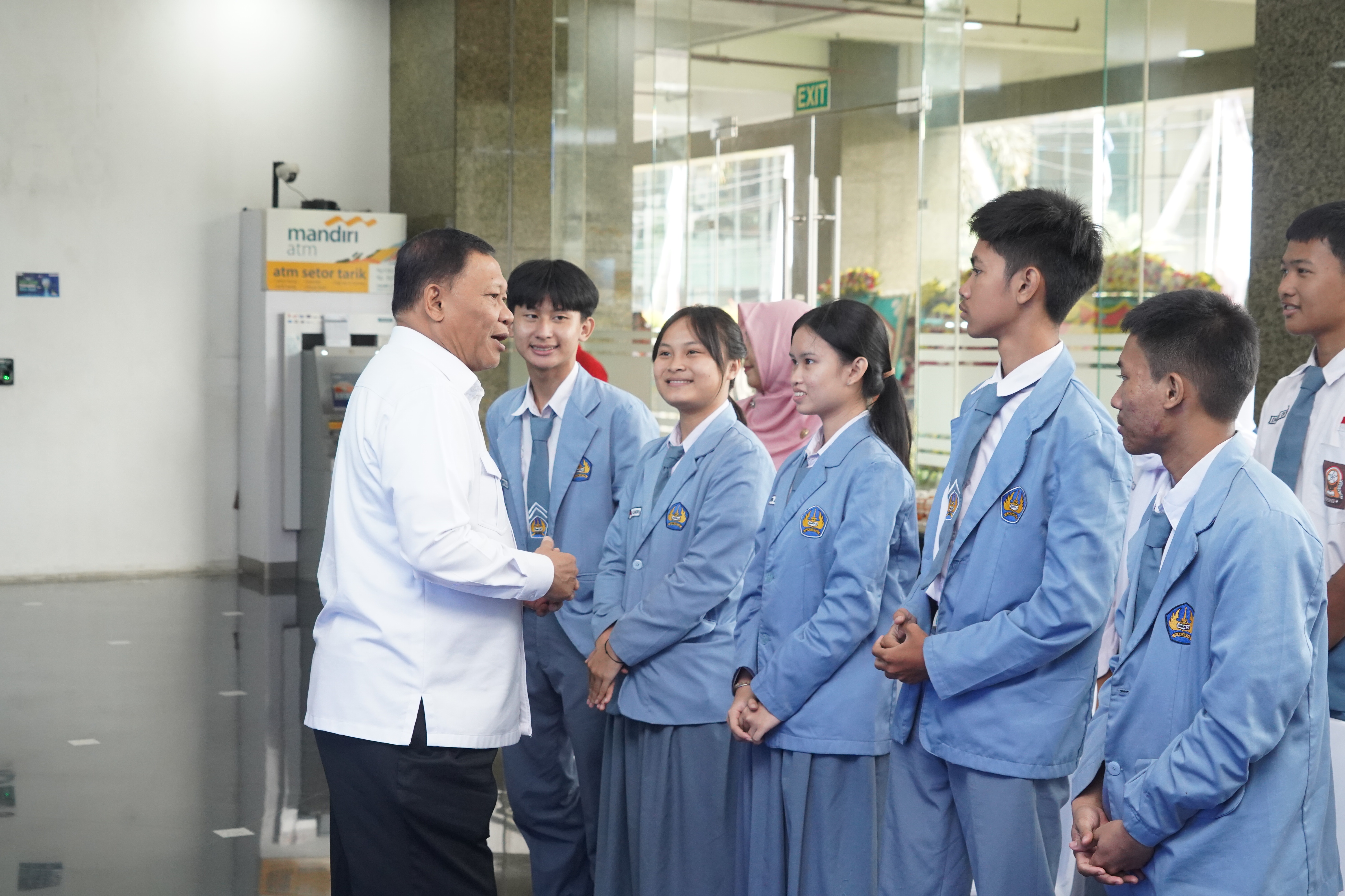 Penyerahan 500 Porsi Makanan Bergizi Menu Udang