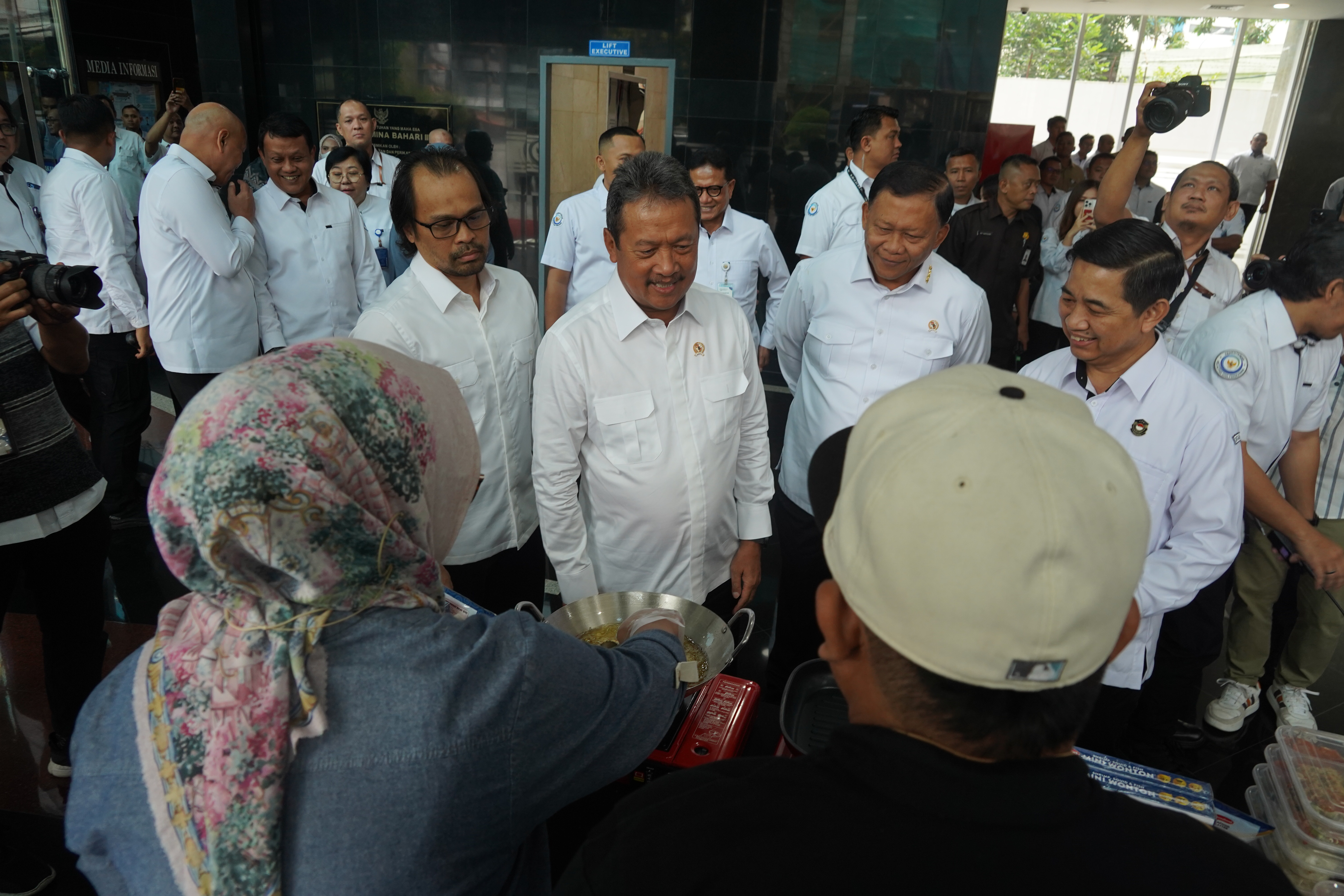 Penyerahan 500 Porsi Makanan Bergizi Menu Udang