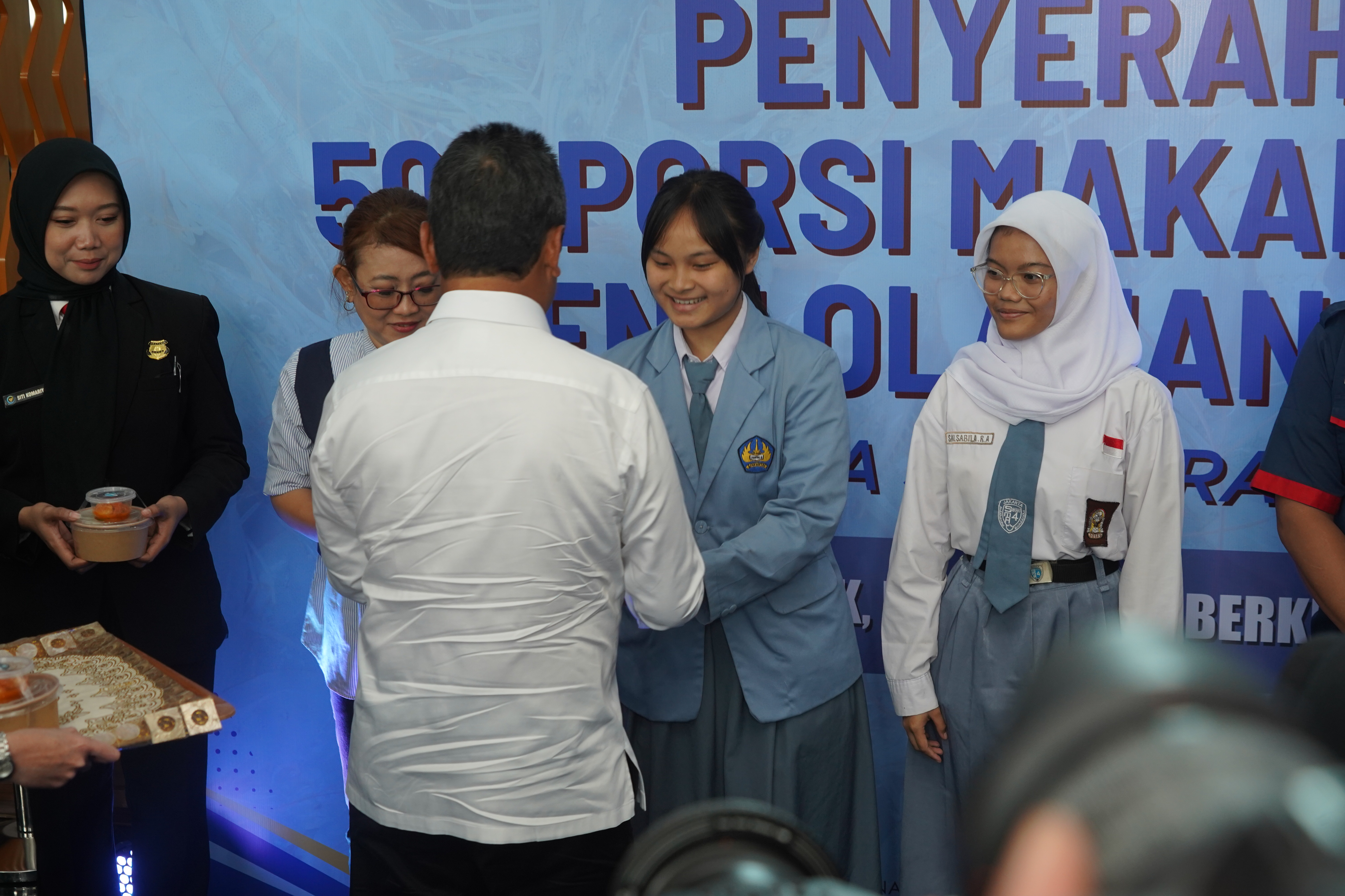 Penyerahan 500 Porsi Makanan Bergizi Menu Udang