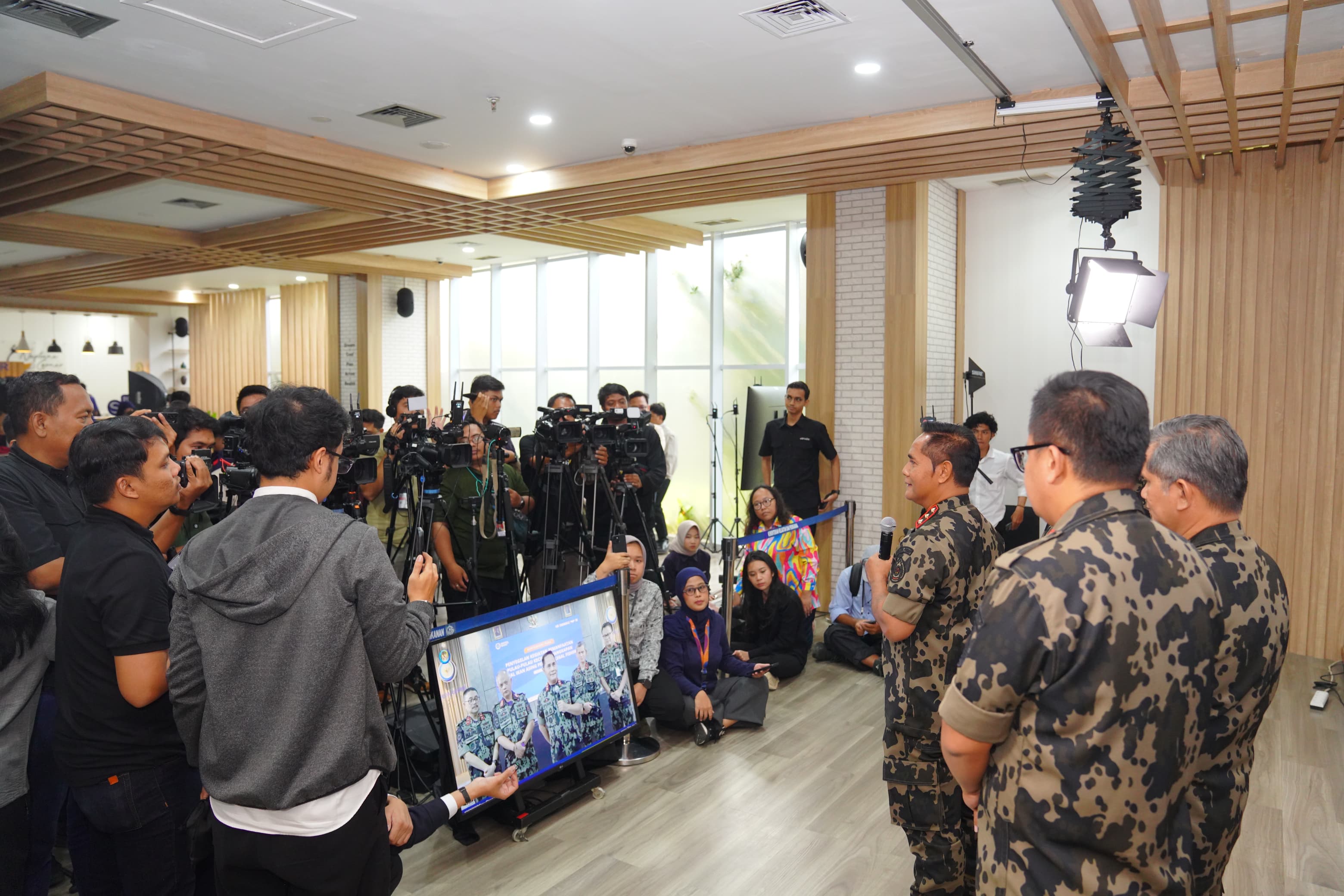 Konferensi Pers Penyegelan Kegiatan Pemanfaatan Pulau-Pulau Kecil dan Penangkapan Kapal Ikan Asing Pelaku Ilegal Fishing