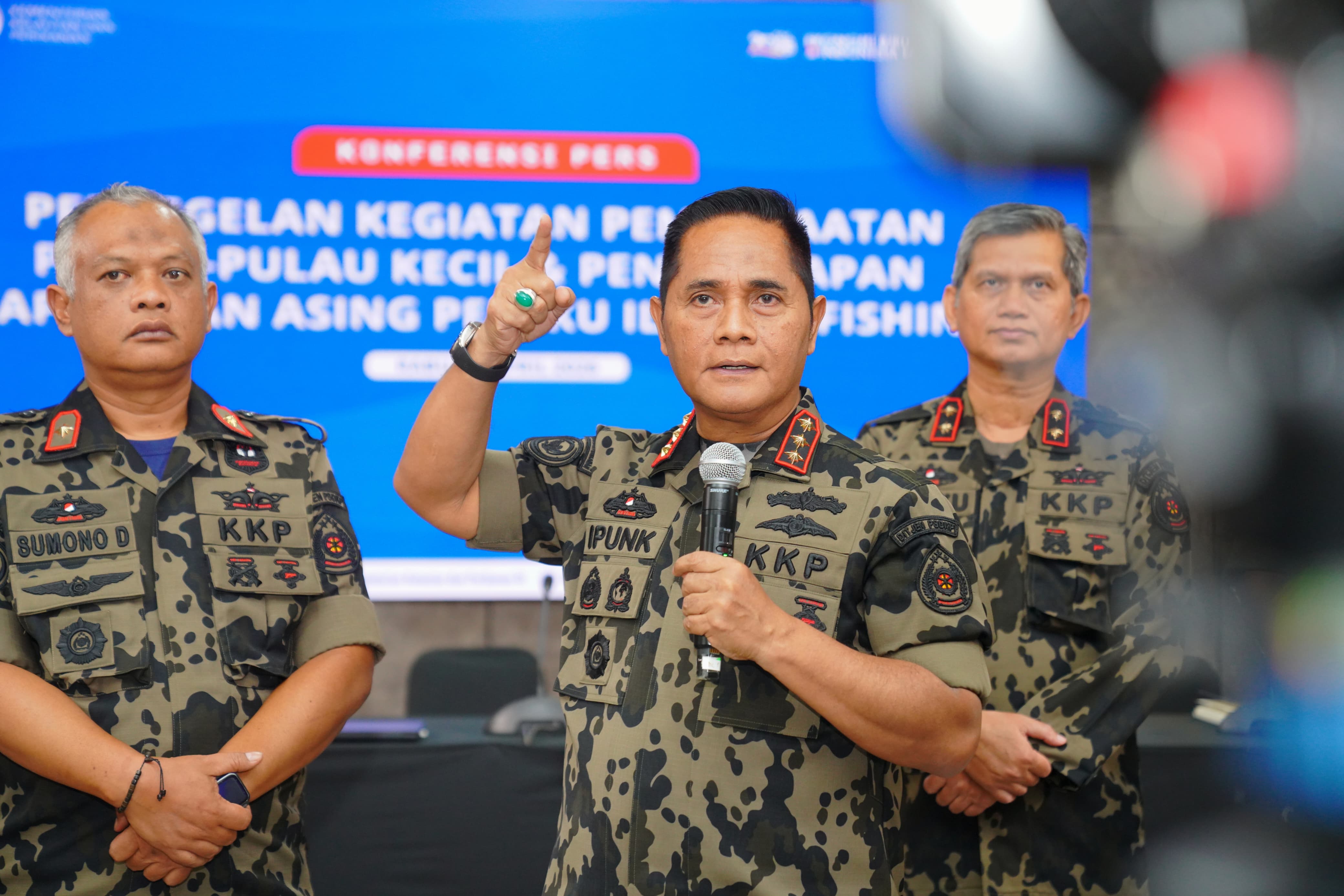 Konferensi Pers Penyegelan Kegiatan Pemanfaatan Pulau-Pulau Kecil dan Penangkapan Kapal Ikan Asing Pelaku Ilegal Fishing