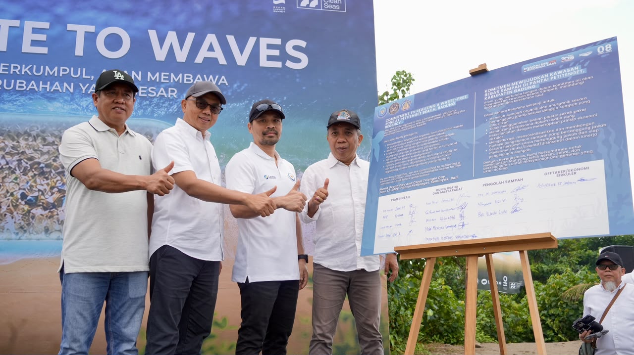 KKP bersama dana dan mitra menyelenggarakan aksi bersih pantai bertajuk Turn the Tide: Waste to Waves