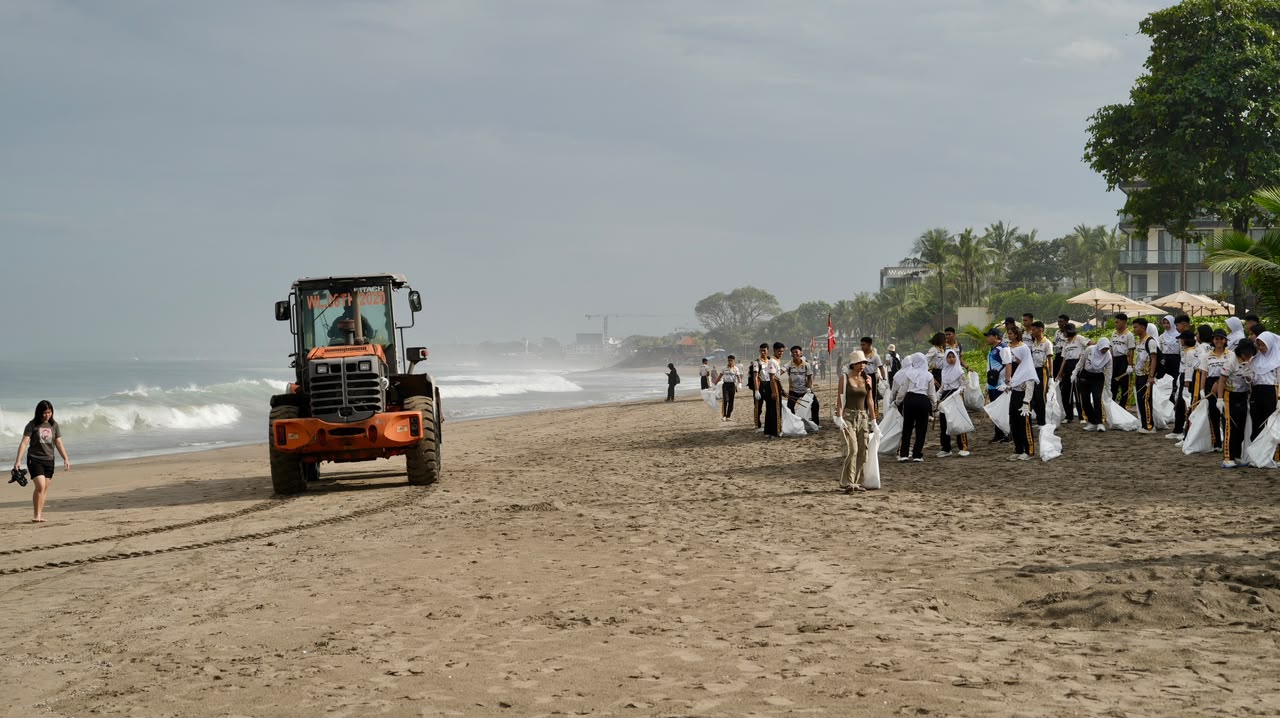 KKP bersama dana dan mitra menyelenggarakan aksi bersih pantai bertajuk Turn the Tide: Waste to Waves