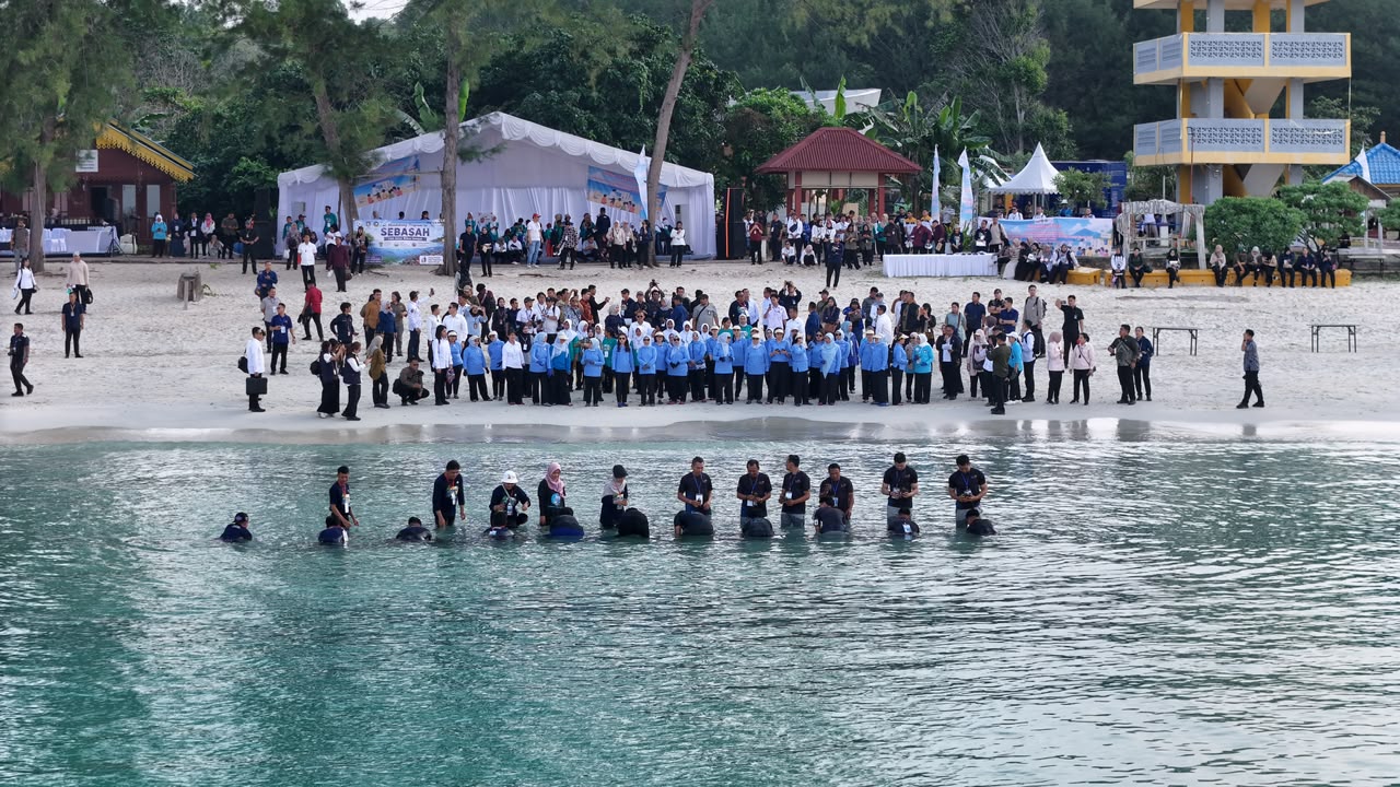 SERUNI Kabinet Merah Putih Bersama KKP Perkuat Aksi Pelestarian Ekosistem Pesisir di Pantai Dugong Trikora