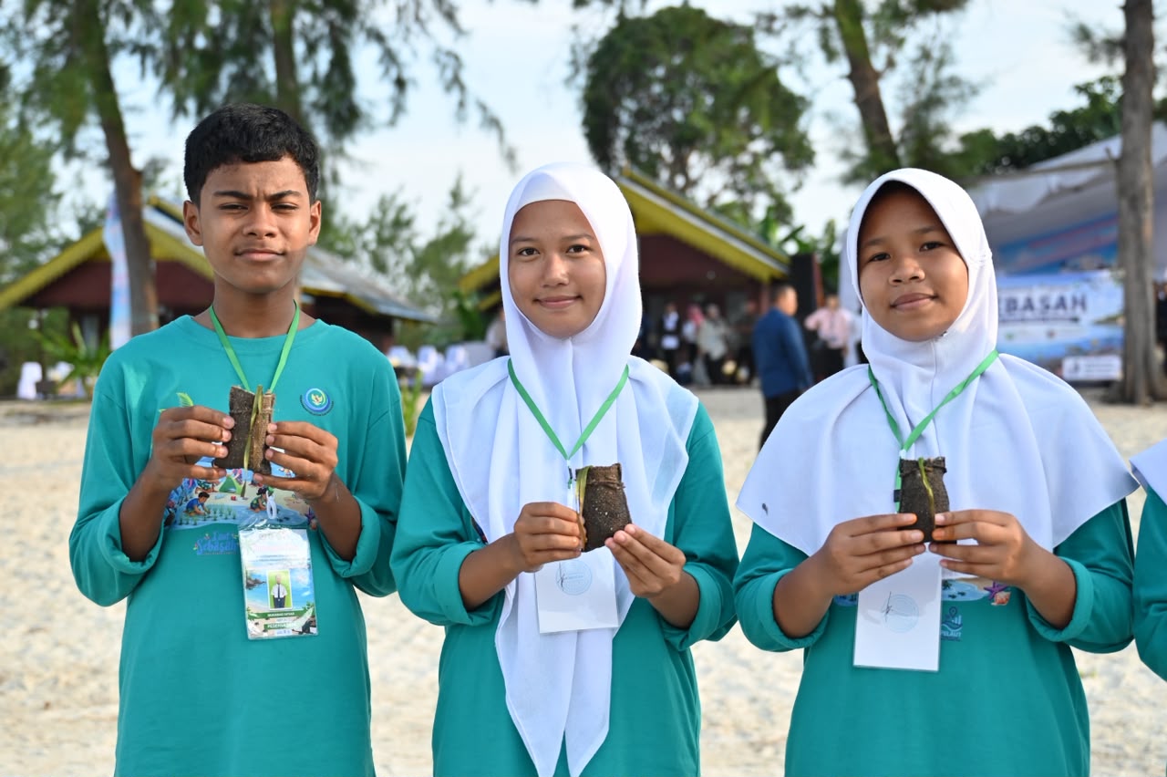 SERUNI Kabinet Merah Putih Bersama KKP Perkuat Aksi Pelestarian Ekosistem Pesisir di Pantai Dugong Trikora