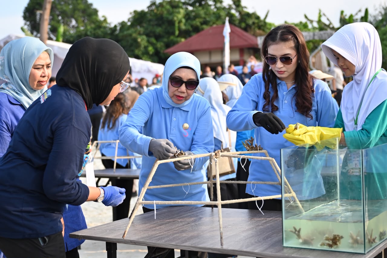 SERUNI Kabinet Merah Putih Bersama KKP Perkuat Aksi Pelestarian Ekosistem Pesisir di Pantai Dugong Trikora