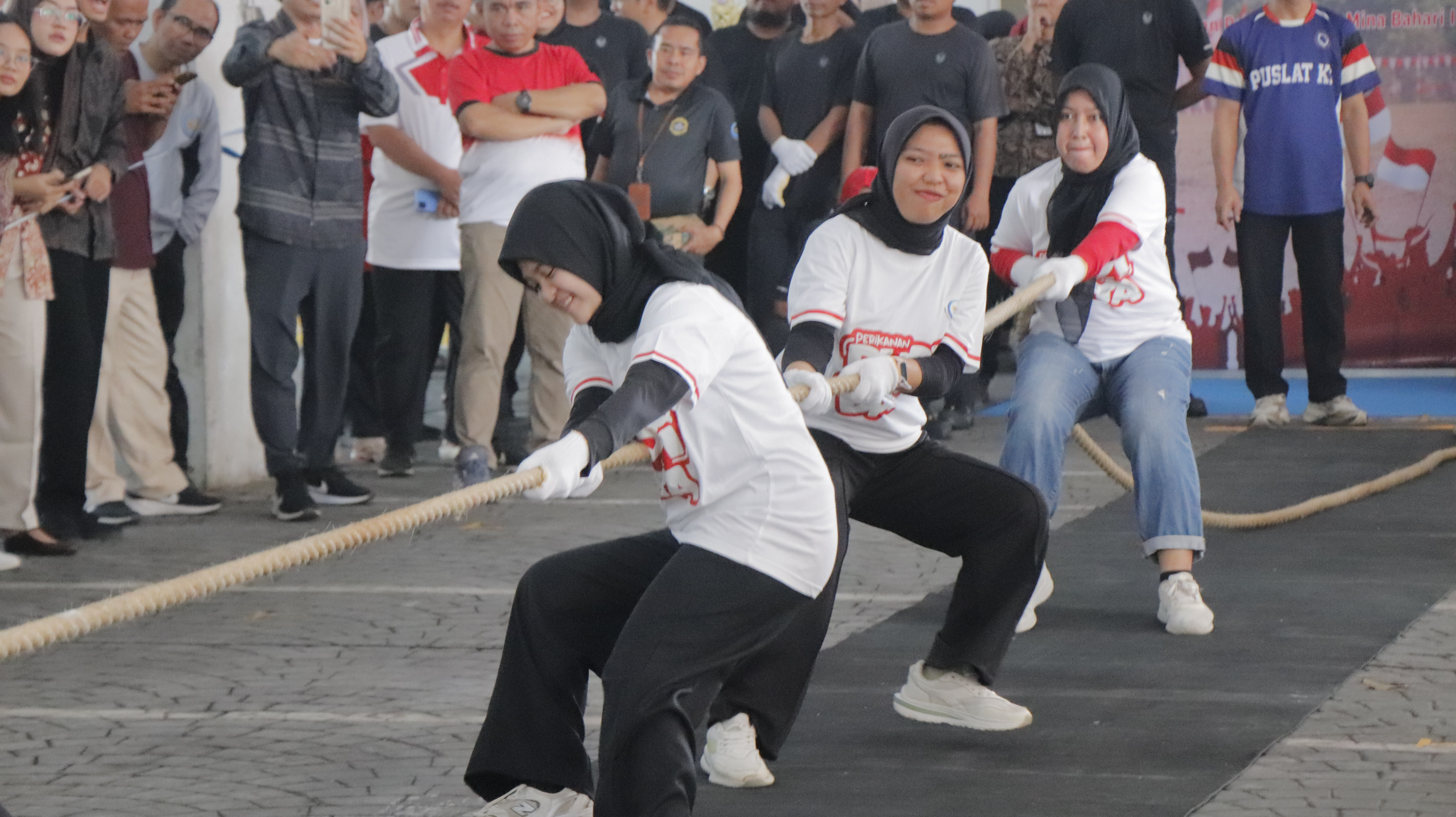 Lomba Tarik Tambang dalam rangka Peringatan HUT ke-81 Republik Indonesia