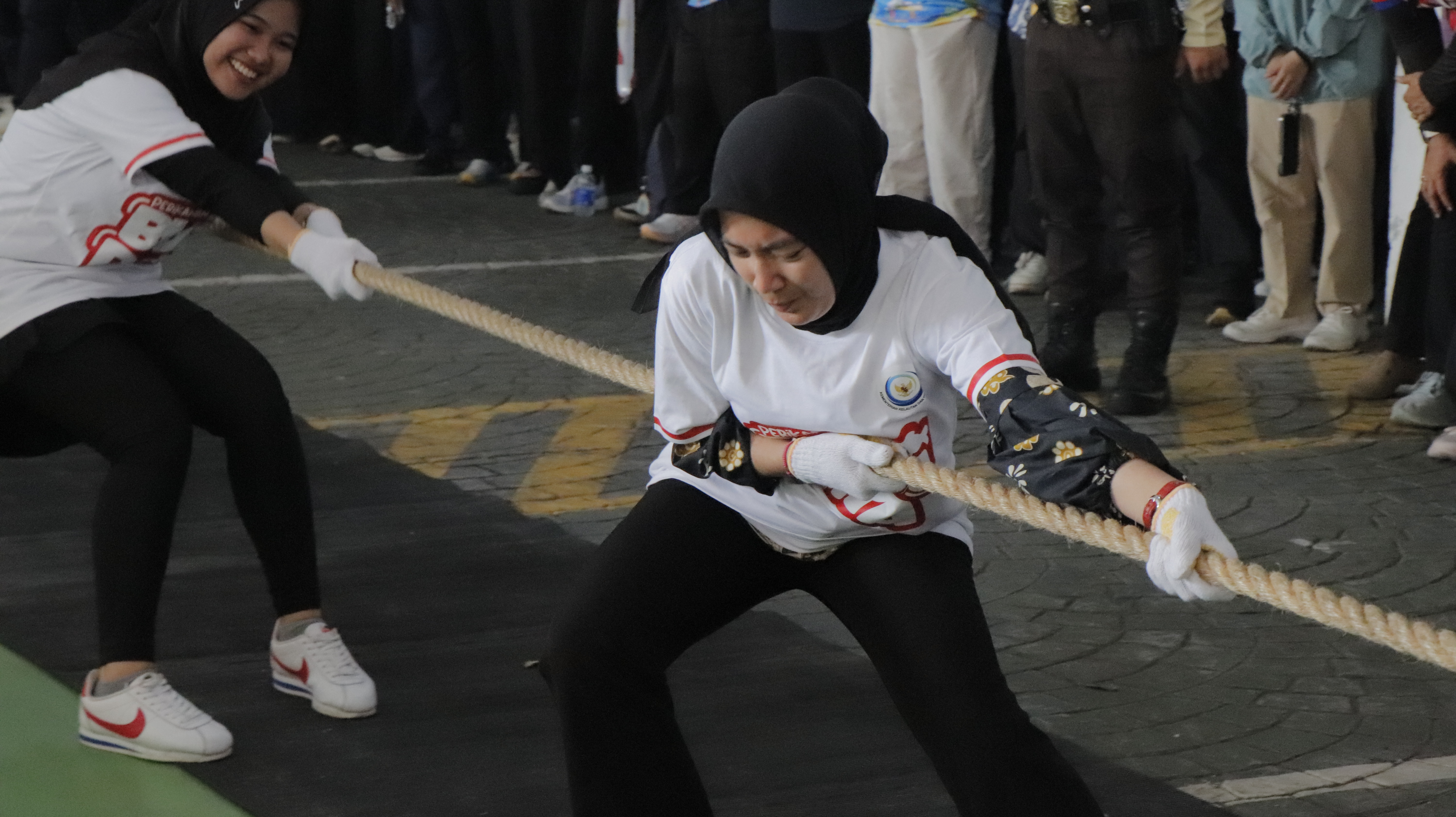 Lomba Tarik Tambang dalam rangka Peringatan HUT ke-81 Republik Indonesia