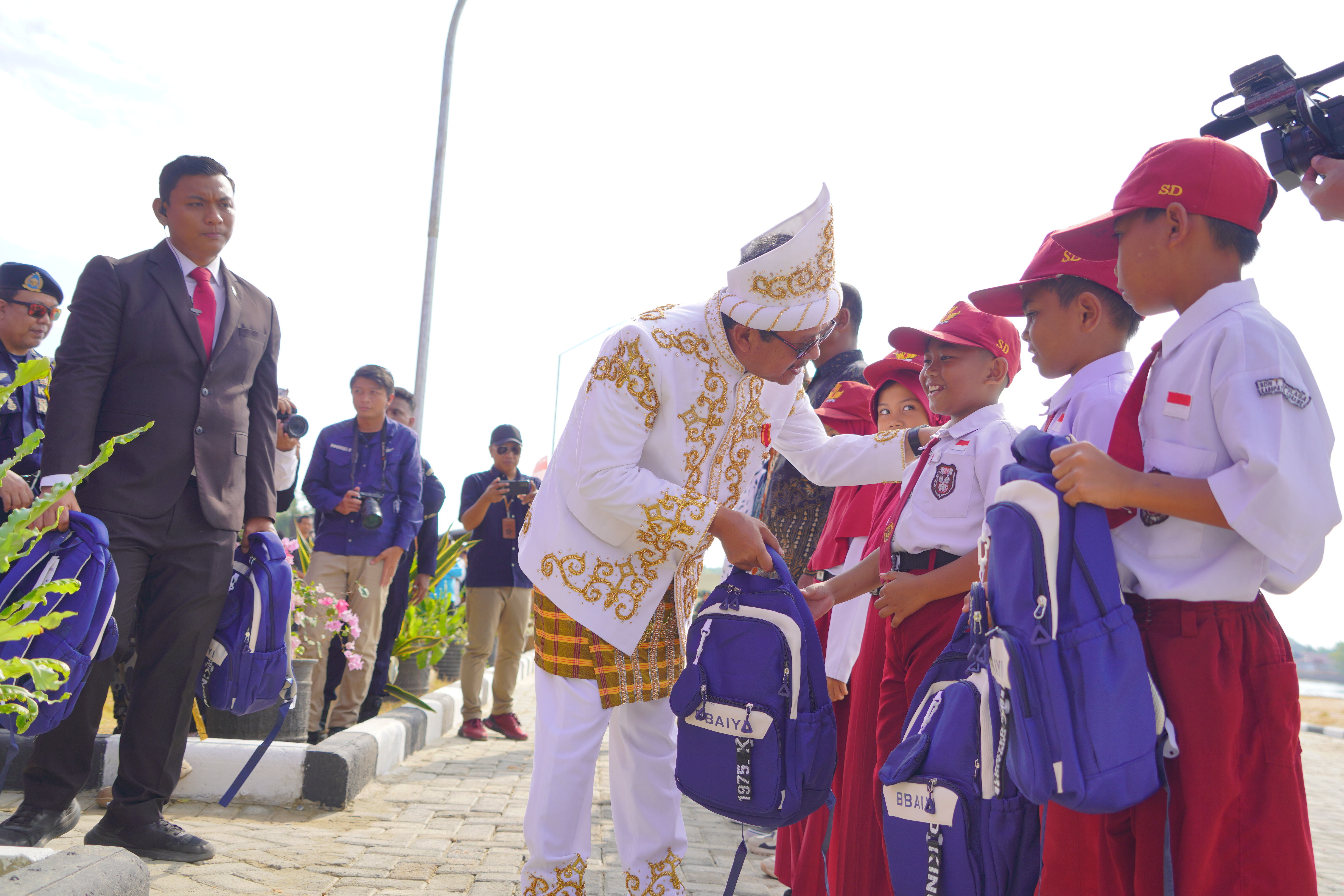 Menteri Trenggono Pimpin Upacara HUT Ke-81 RI di Kampung Nelayan Merah Putih Sorue Jaya Konawe