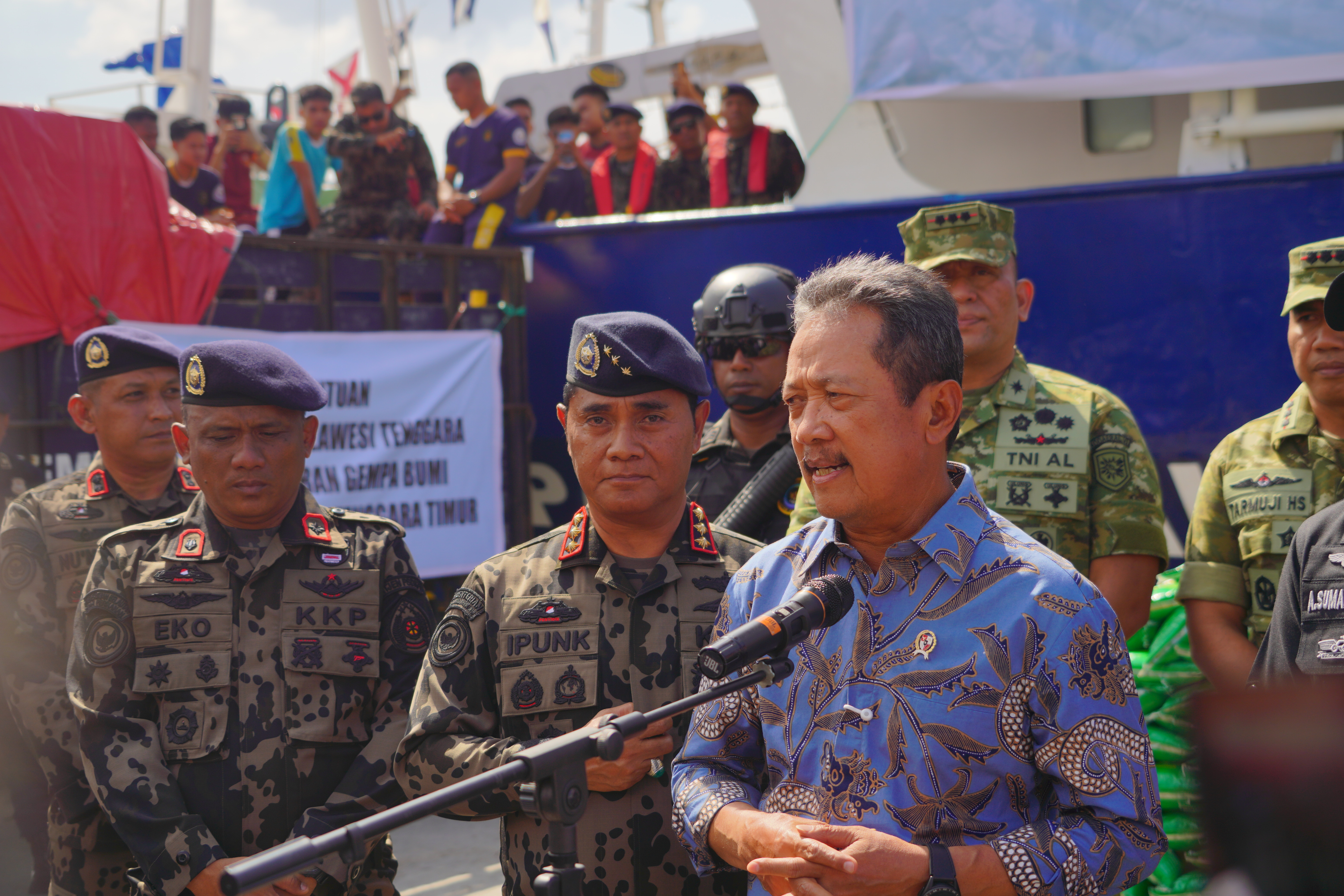 Menteri Trenggono Kerahkan Kapal Pengawas Perikanan Angkut Bantuan Kemanusiaan ke NTT