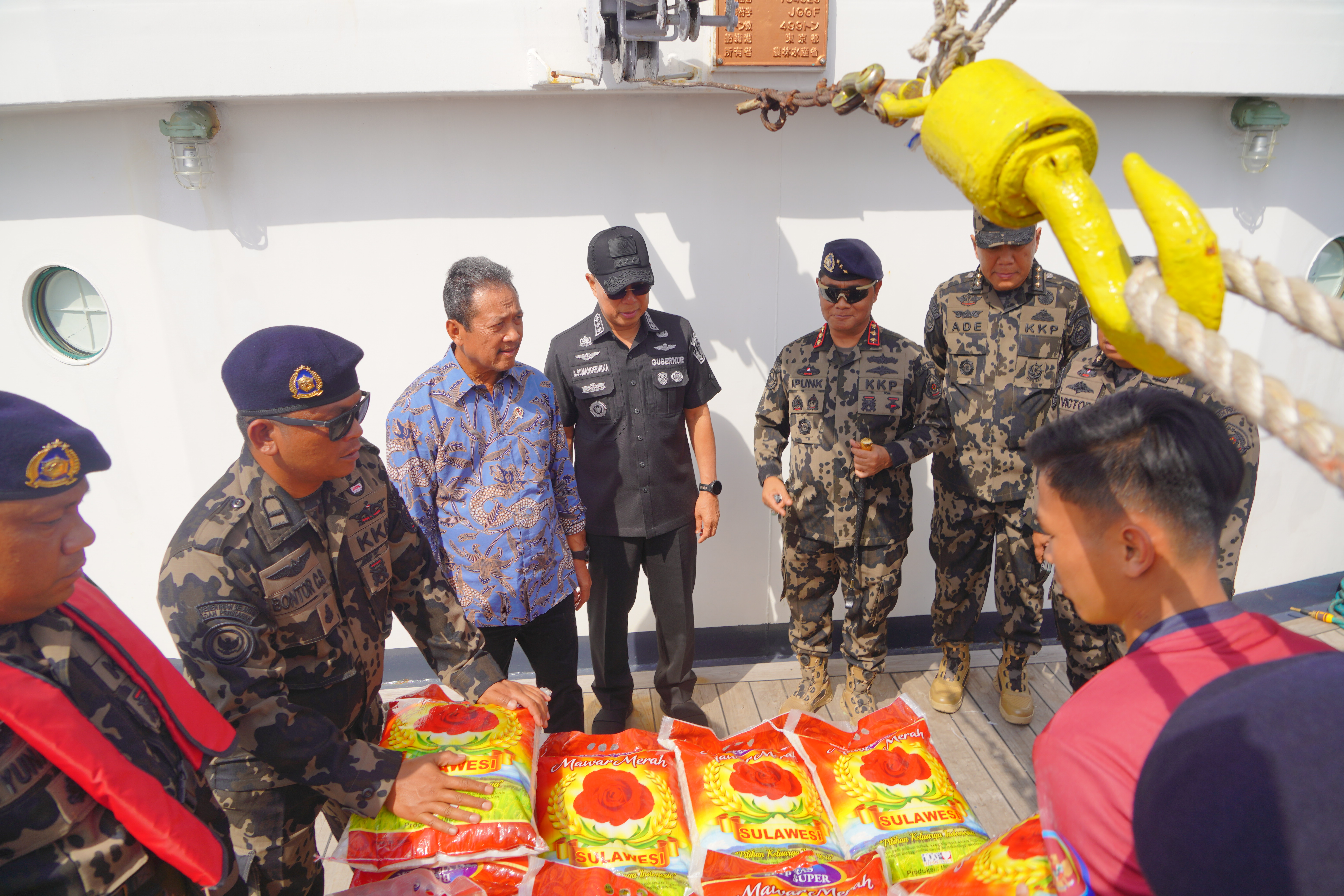 Menteri Trenggono Kerahkan Kapal Pengawas Perikanan Angkut Bantuan Kemanusiaan ke NTT