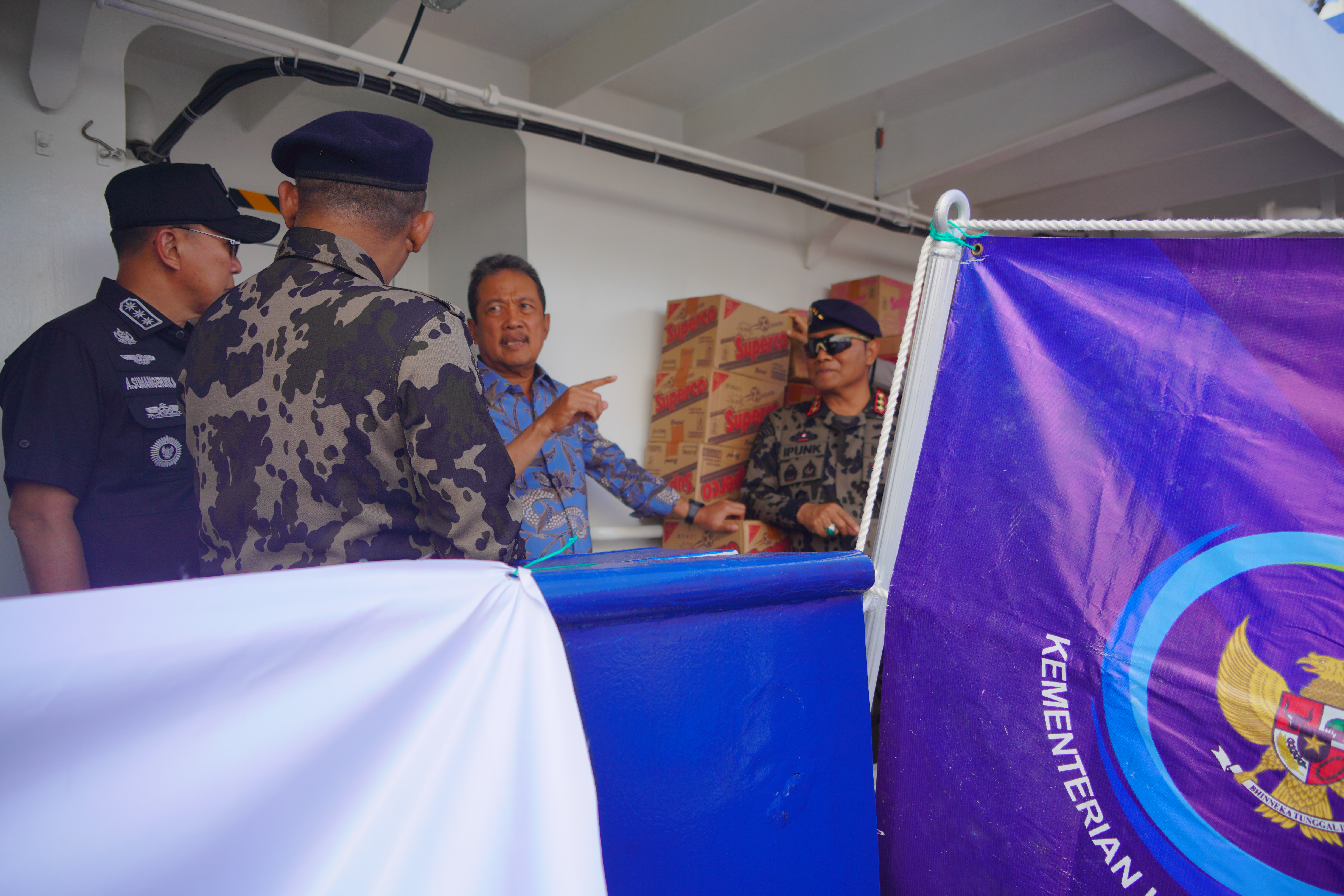 Menteri Trenggono Kerahkan Kapal Pengawas Perikanan Angkut Bantuan Kemanusiaan ke NTT