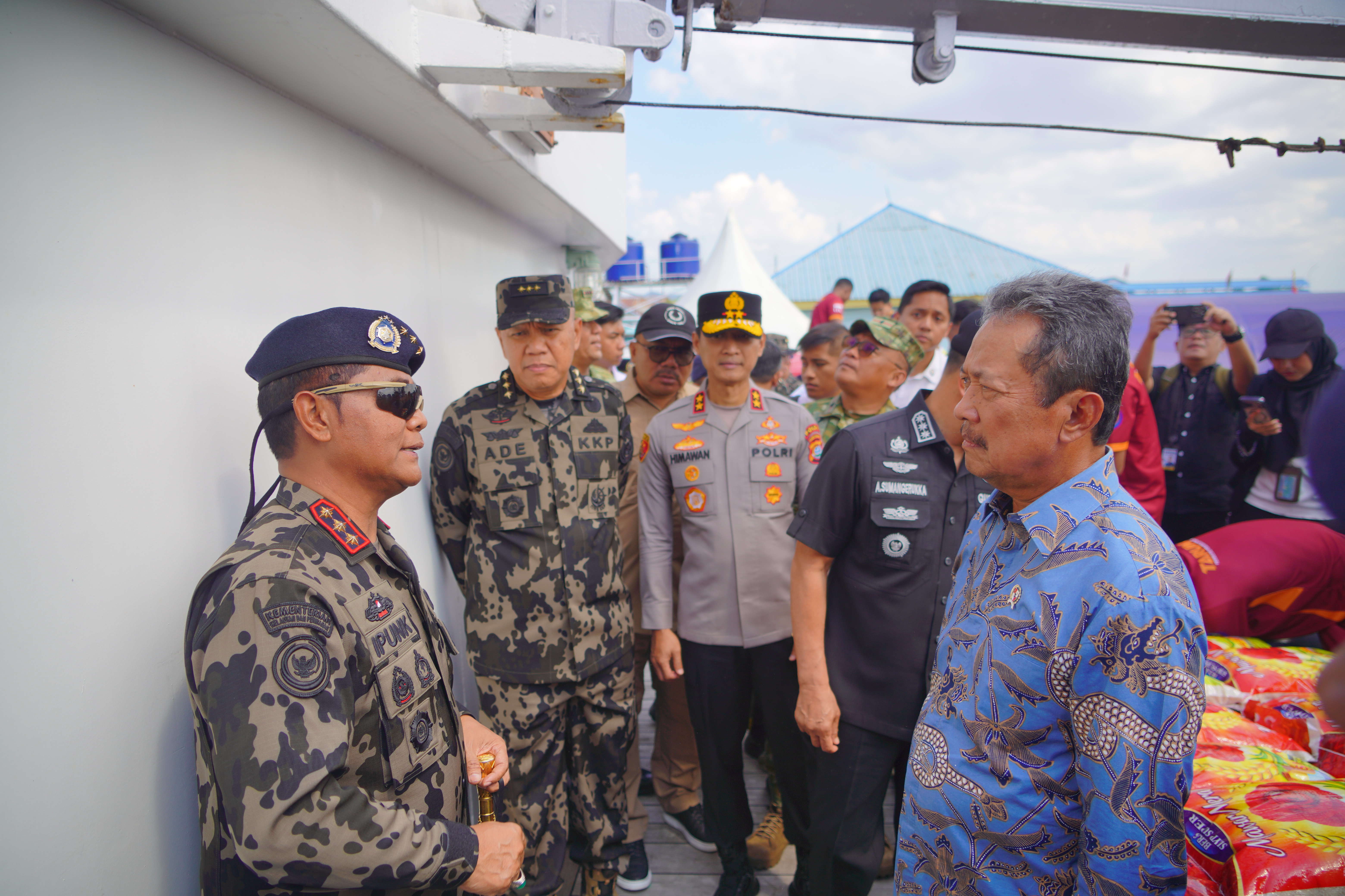 Menteri Trenggono Kerahkan Kapal Pengawas Perikanan Angkut Bantuan Kemanusiaan ke NTT