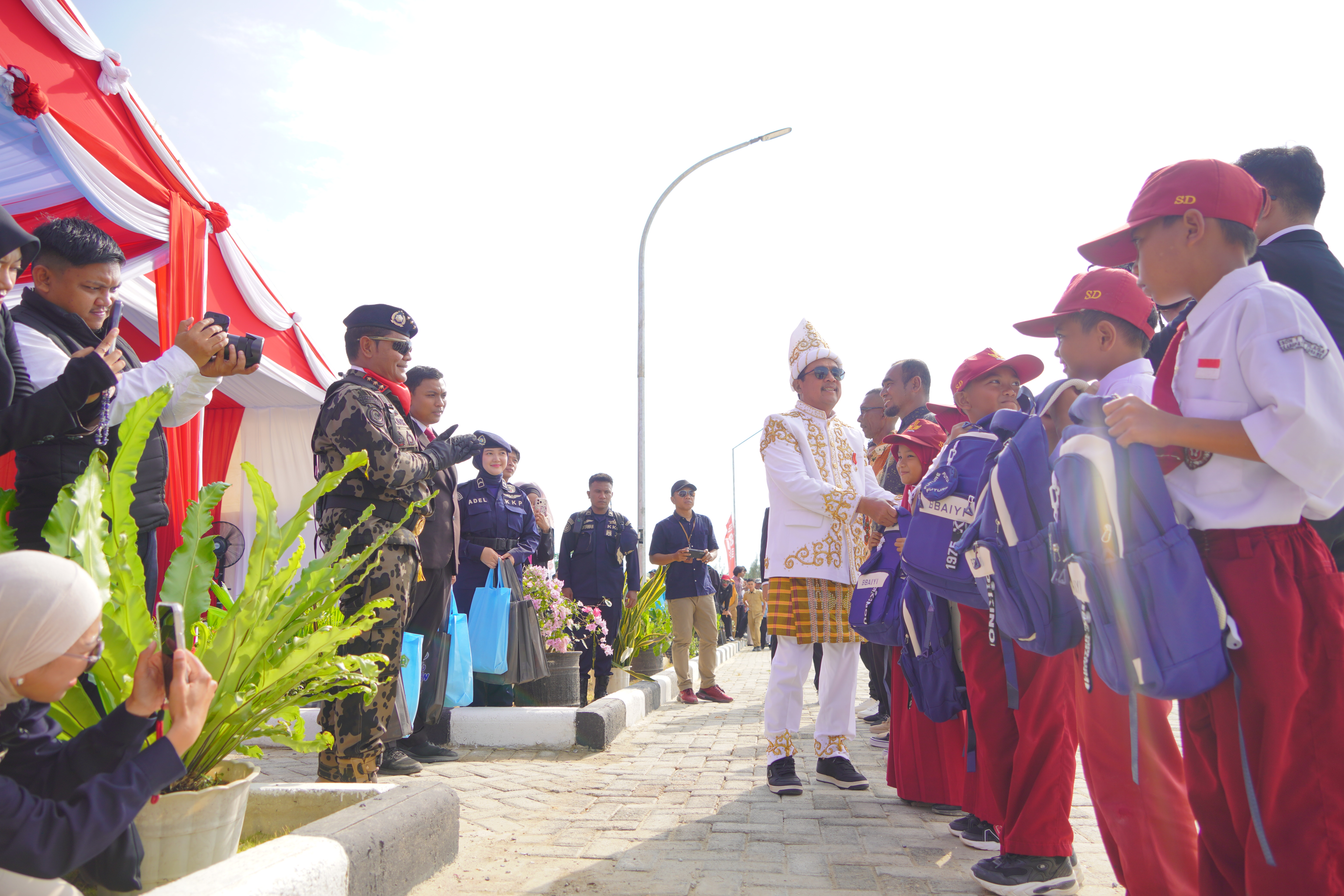 Menteri Trenggono Pimpin Upacara HUT Ke-81 RI di Kampung Nelayan Merah Putih Sorue Jaya Konawe