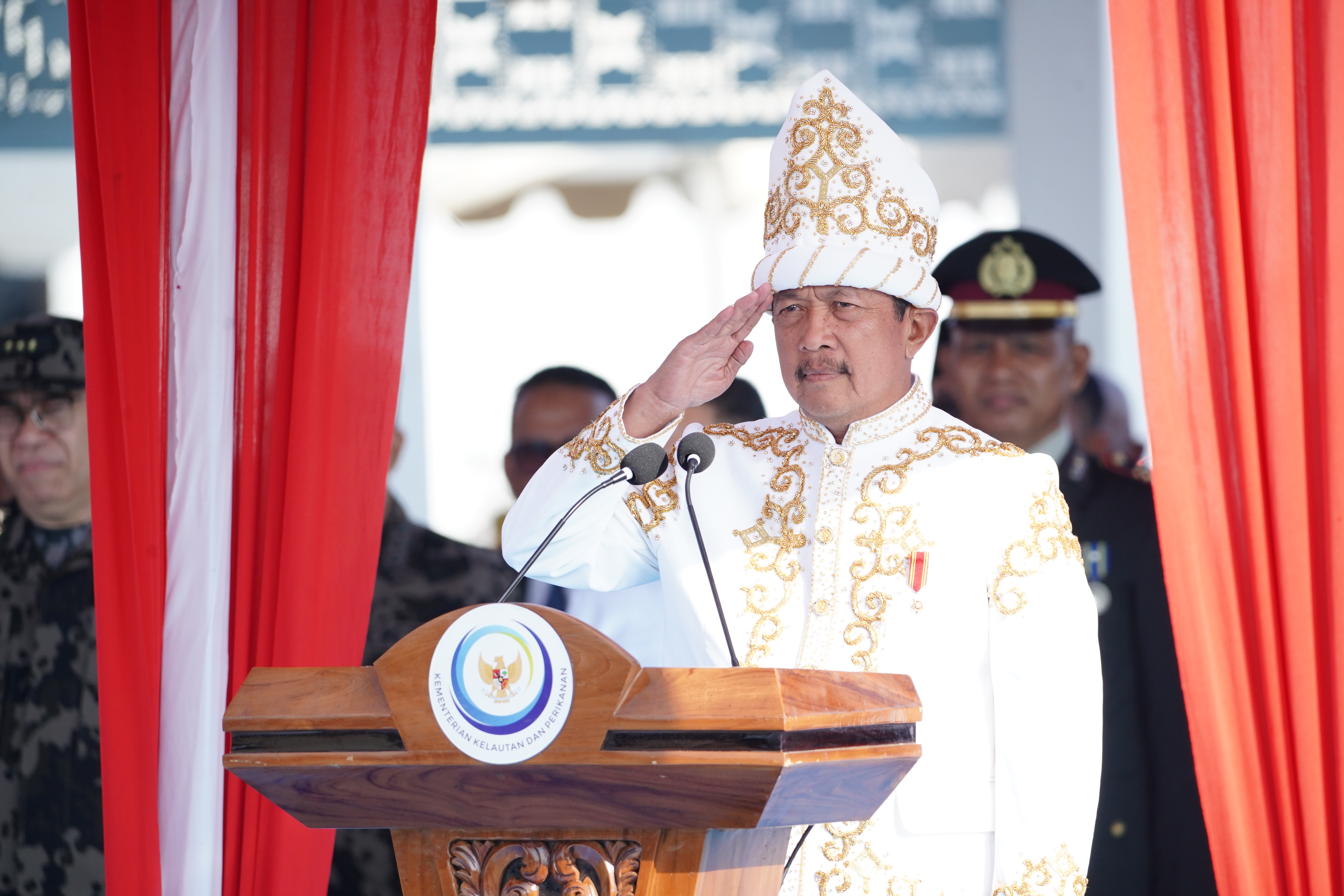 Menteri Trenggono Pimpin Upacara HUT Ke-81 RI di Kampung Nelayan Merah Putih Sorue Jaya Konawe