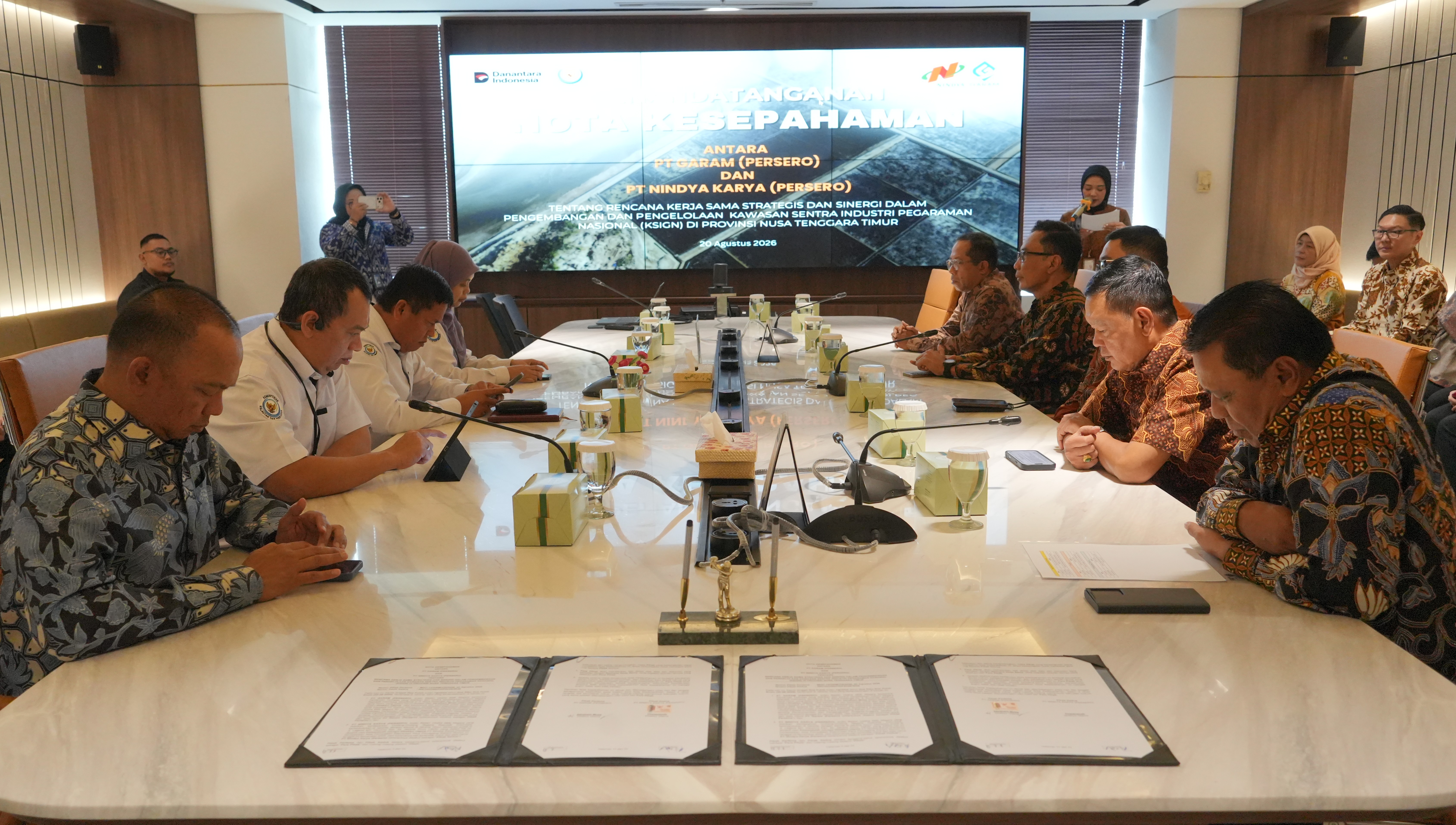 Penandatanganan Nota Kesepahaman antara PT Garam (Persero) dan PT Nindya Karya (Persero) dalam mempercepat penguatan industri garam nasional